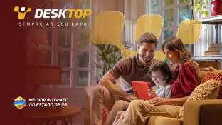 Família feliz, com um homem, uma mulher e criança segurando um tablet, representando clientes Desktop