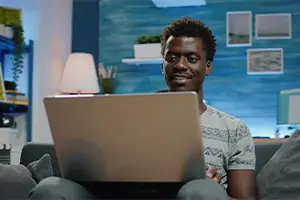 Rapaz alterando a senha do Wi-Fi da sua Internet Desktop no notebook