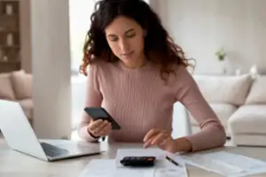 Imagem de uma mulher consultando suas Ligações Efetuadas, representando cliente Desktop